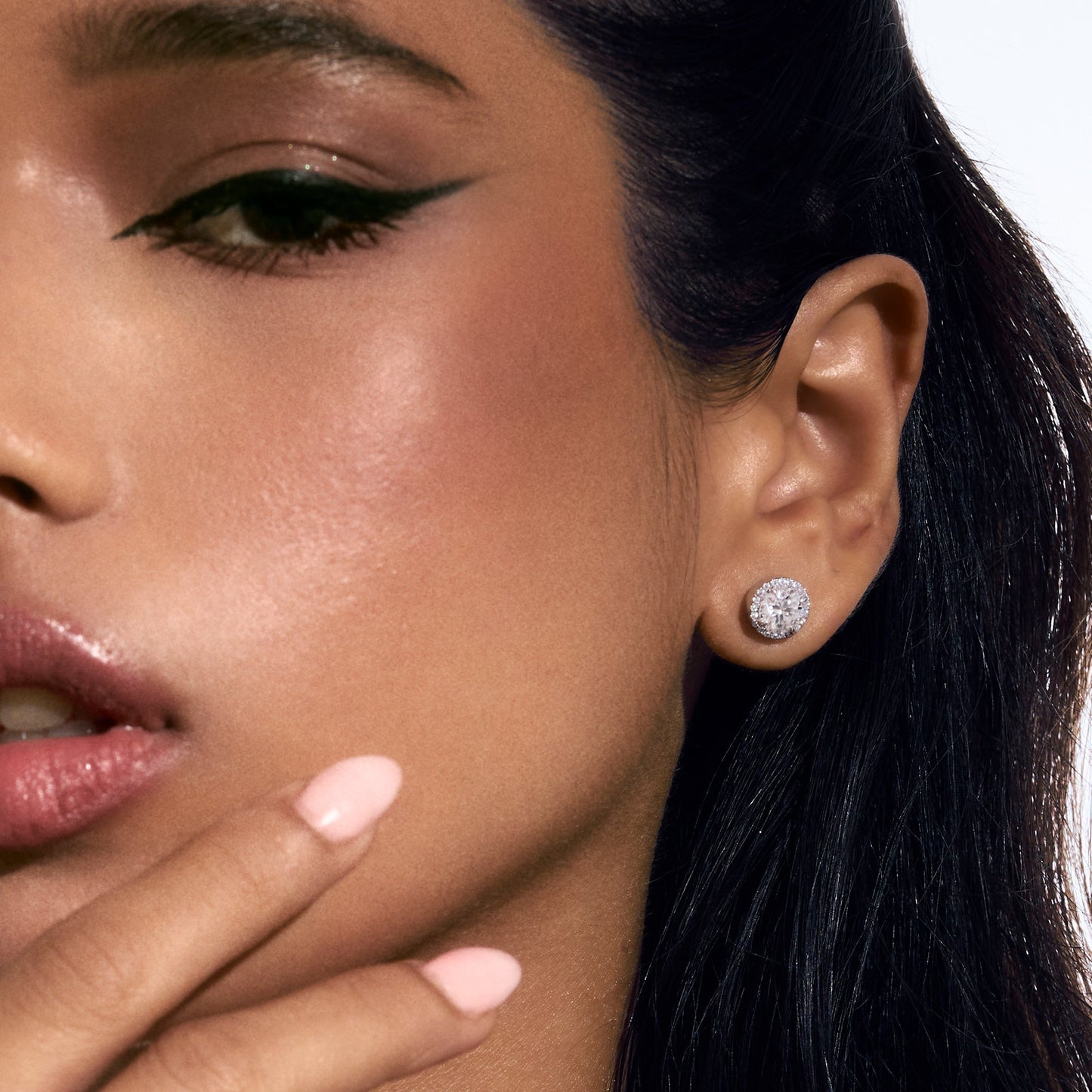 Astrantia Round Cut Halo Earring