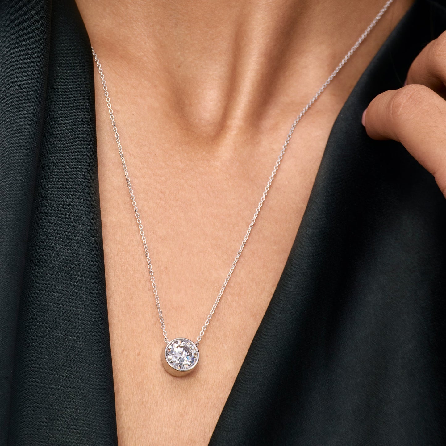 Amaryllis Round Cut Solitaire Pendant